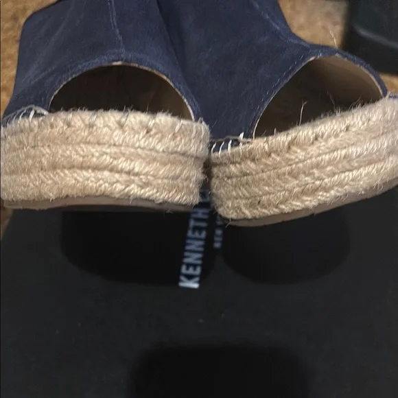 Kenneth Cole Navy Wedge Sandals. Size 7.5 preloved - Picture 5 of 16